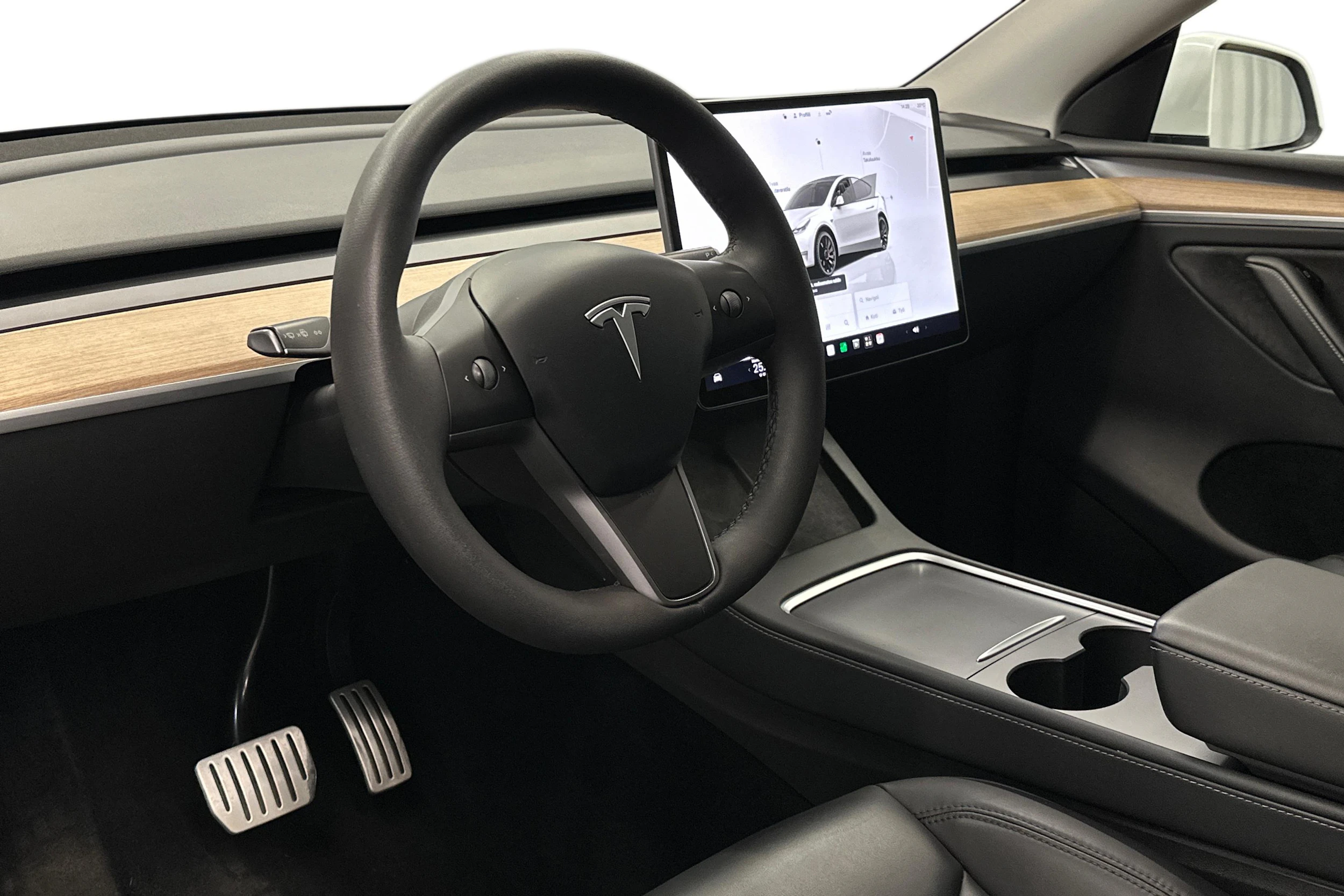 valkoinen Tesla Model Y 2022 kuva 6.