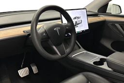 valkoinen Tesla Model Y 2022 kuva 6.