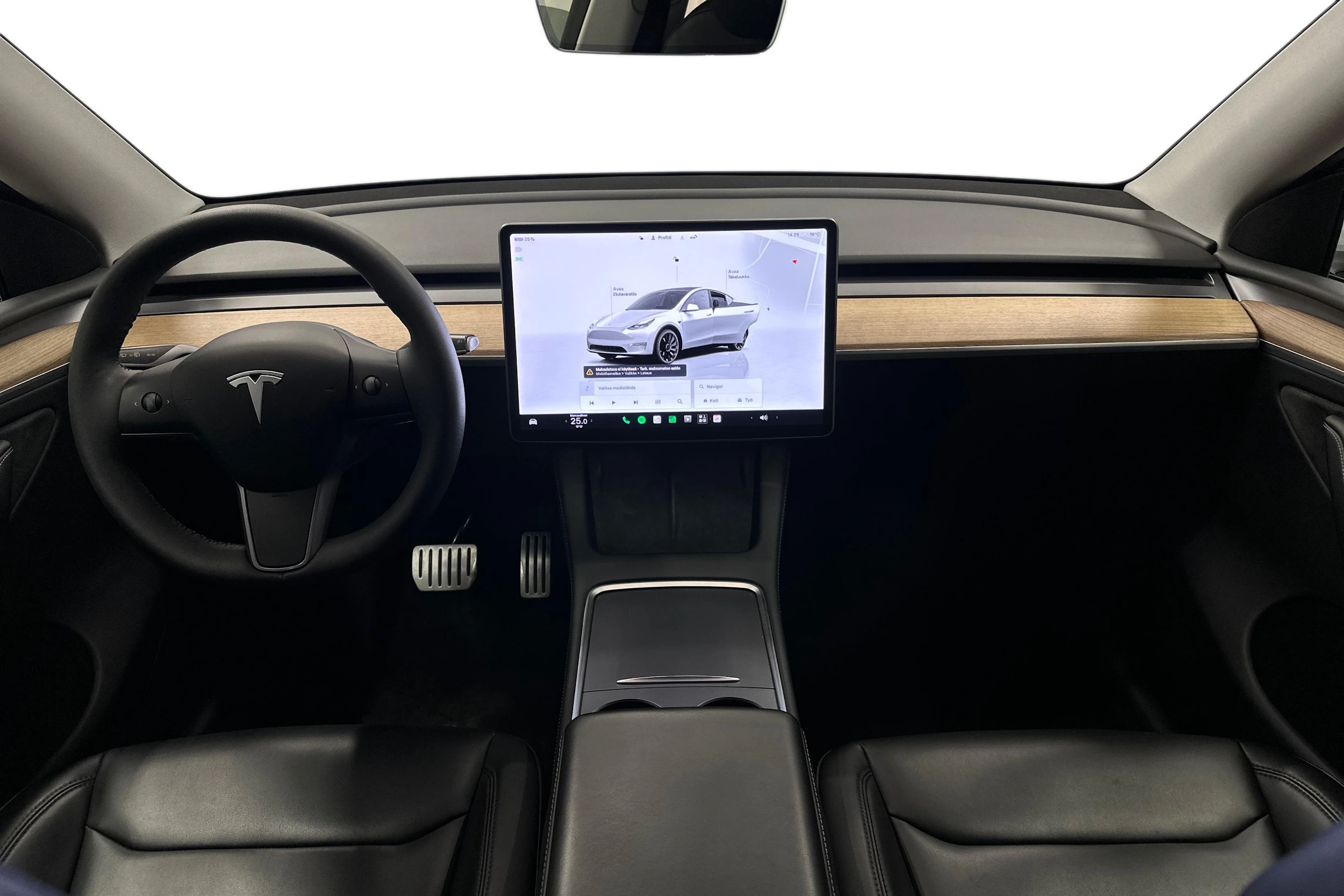 valkoinen Tesla Model Y 2022 kuva 7.