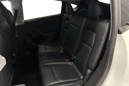 valkoinen Tesla Model Y 2022 kuva 8.