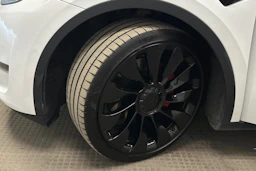 valkoinen Tesla Model Y 2022 kuva 10.