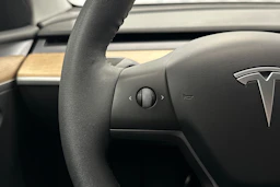 valkoinen Tesla Model Y 2022 kuva 11.