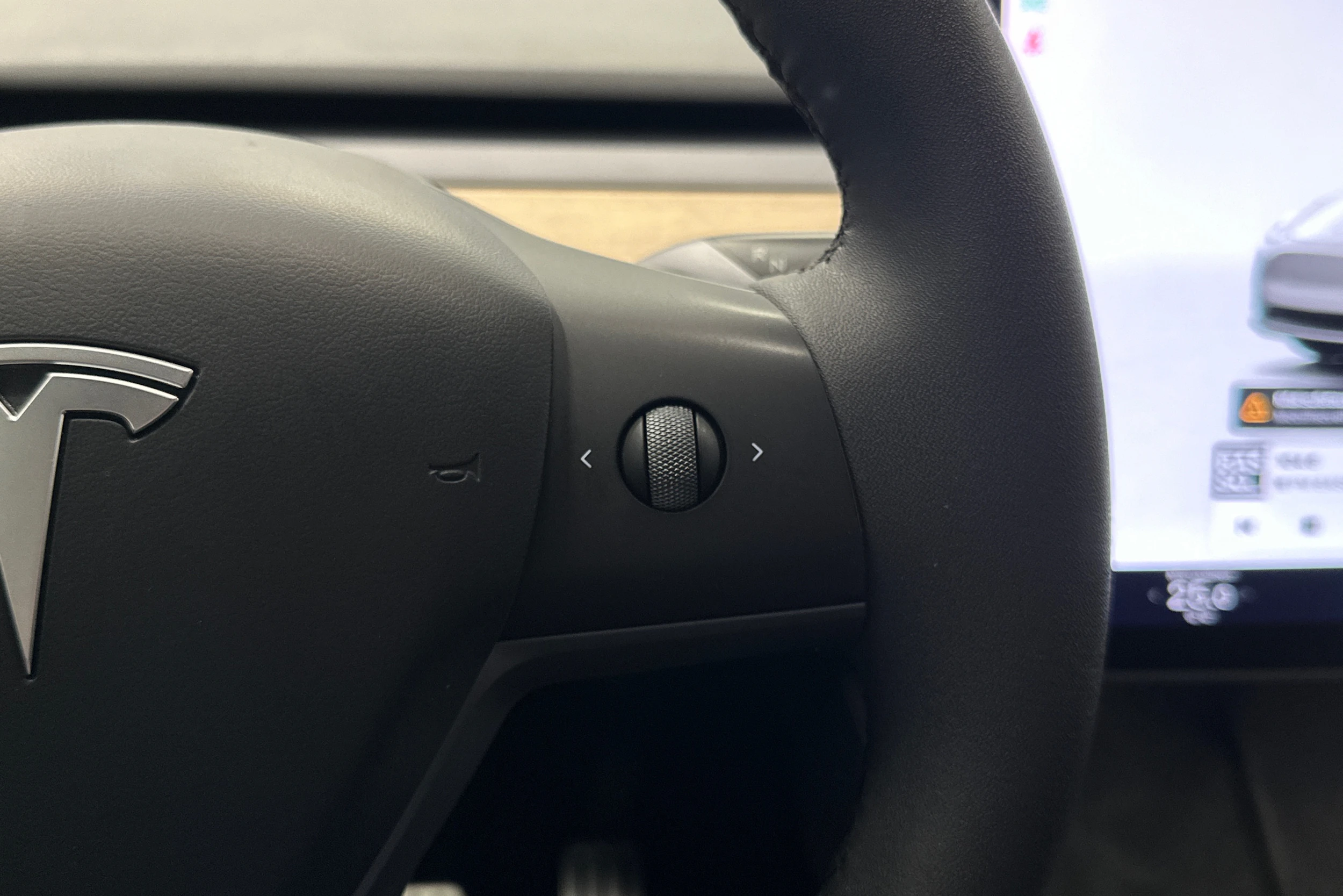 valkoinen Tesla Model Y 2022 kuva 12.