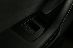 valkoinen Tesla Model Y 2022 kuva 13.
