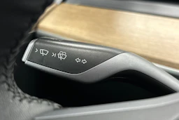 valkoinen Tesla Model Y 2022 kuva 15.