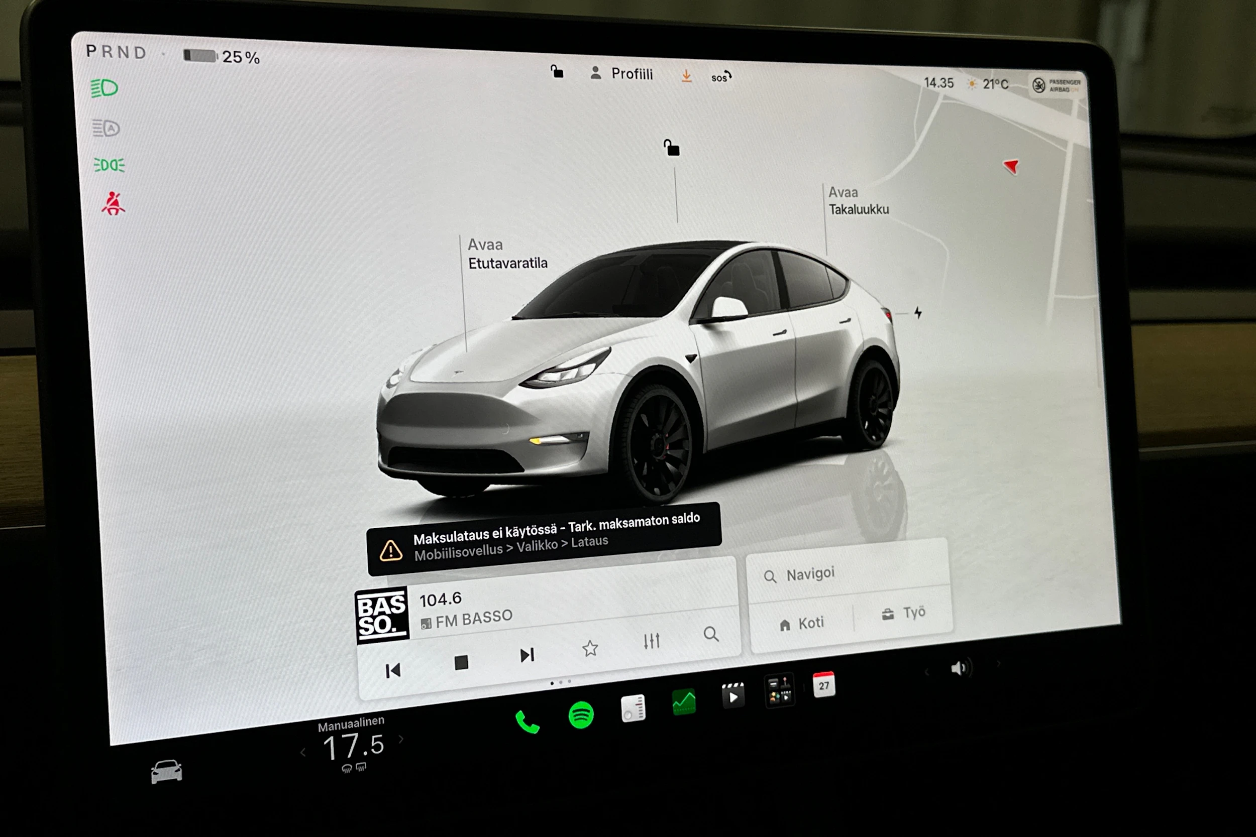 valkoinen Tesla Model Y 2022 kuva 16.