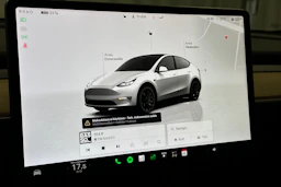 valkoinen Tesla Model Y 2022 kuva 16.