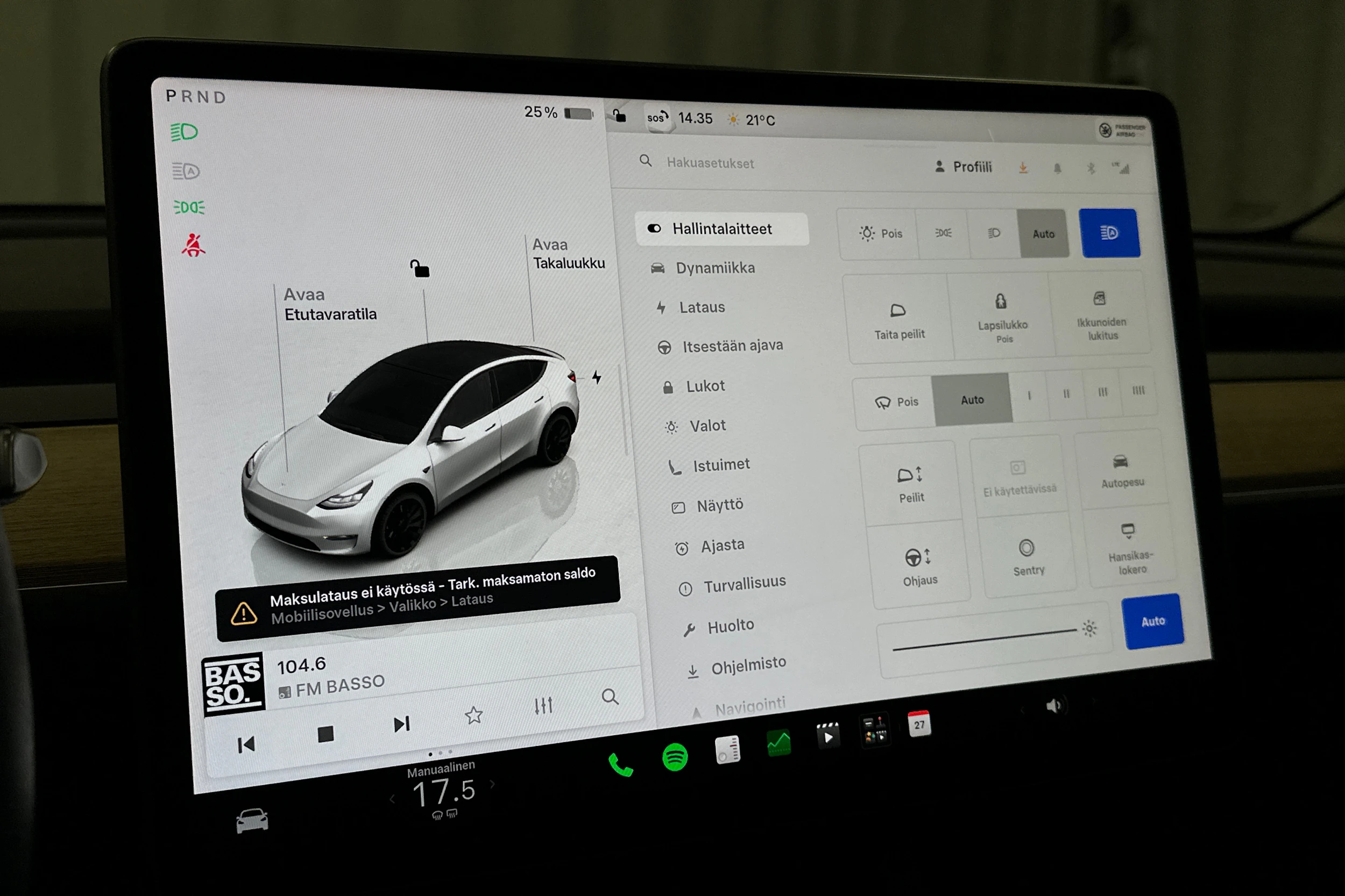 valkoinen Tesla Model Y 2022 kuva 17.