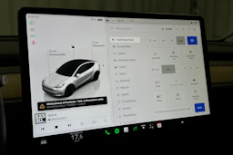 valkoinen Tesla Model Y 2022 kuva 17.