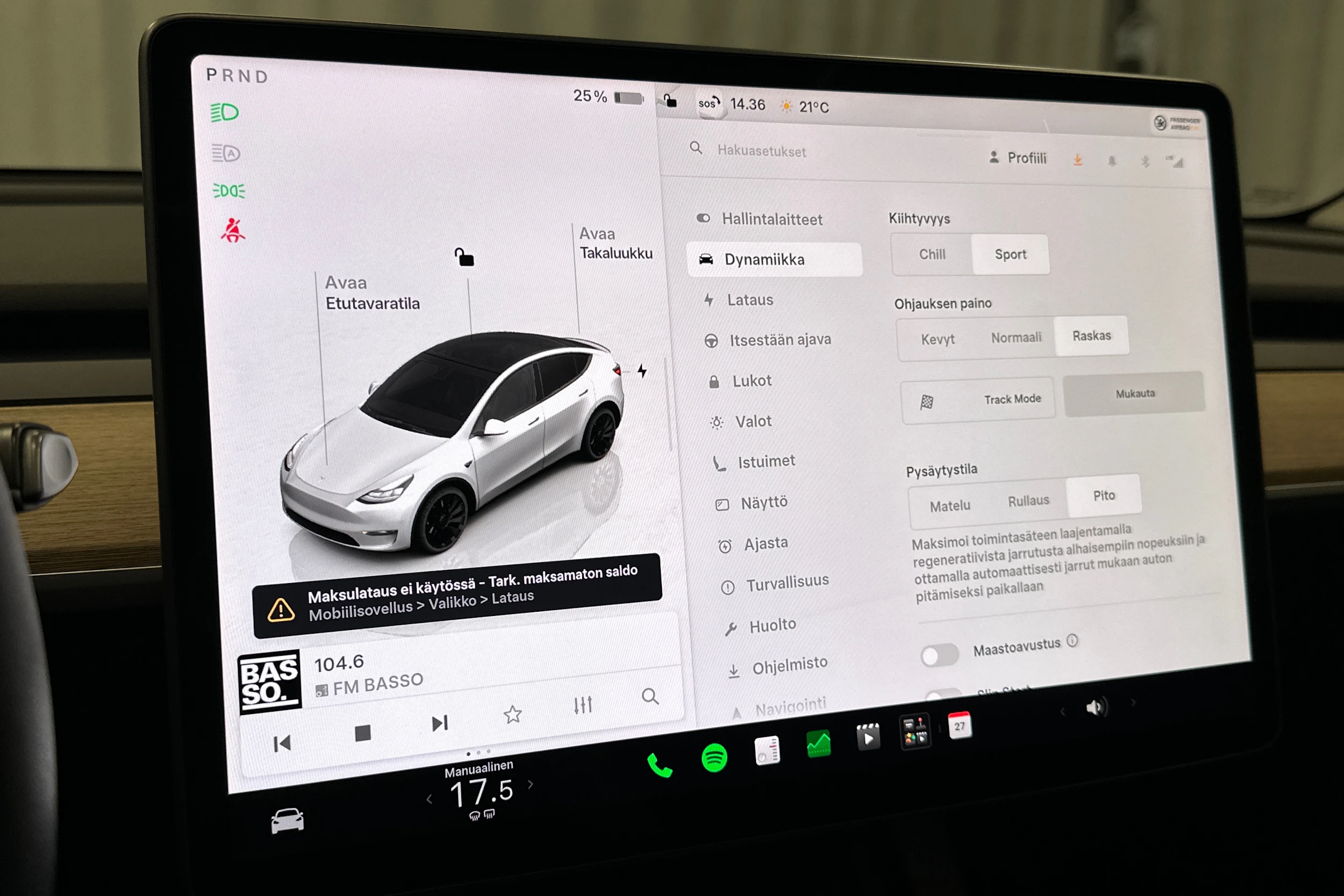 valkoinen Tesla Model Y 2022 kuva 18.