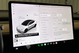 valkoinen Tesla Model Y 2022 kuva 18.