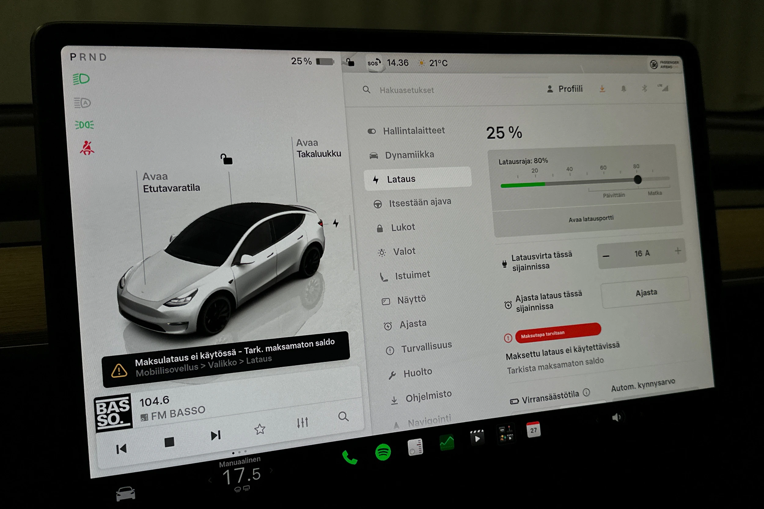 valkoinen Tesla Model Y 2022 kuva 19.