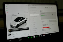 valkoinen Tesla Model Y 2022 kuva 19.