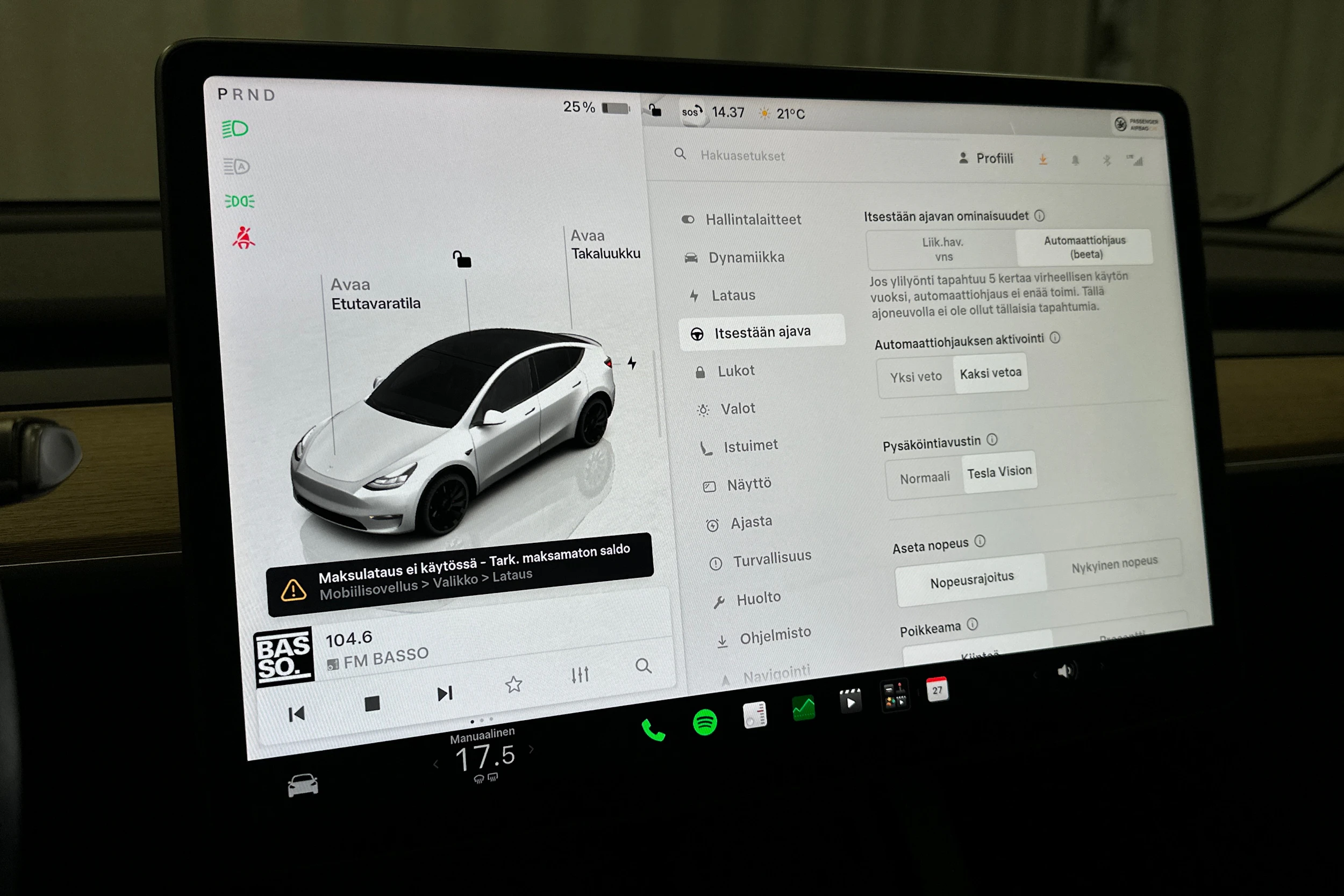 valkoinen Tesla Model Y 2022 kuva 20.