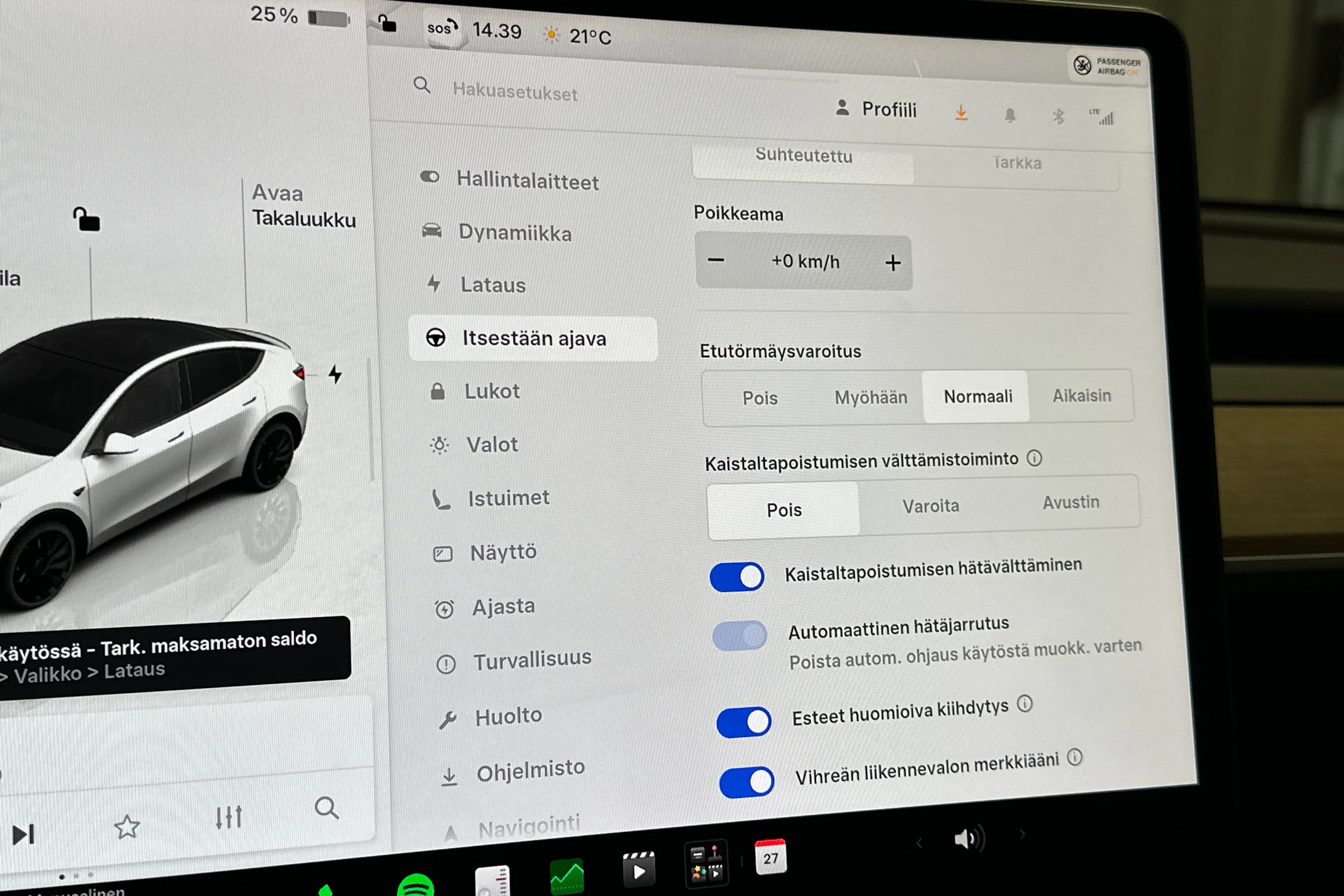 valkoinen Tesla Model Y 2022 kuva 21.