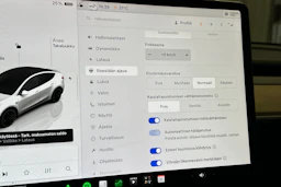 valkoinen Tesla Model Y 2022 kuva 21.