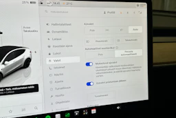 valkoinen Tesla Model Y 2022 kuva 23.