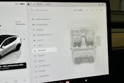 valkoinen Tesla Model Y 2022 kuva 24.