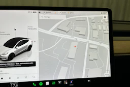 valkoinen Tesla Model Y 2022 kuva 30.