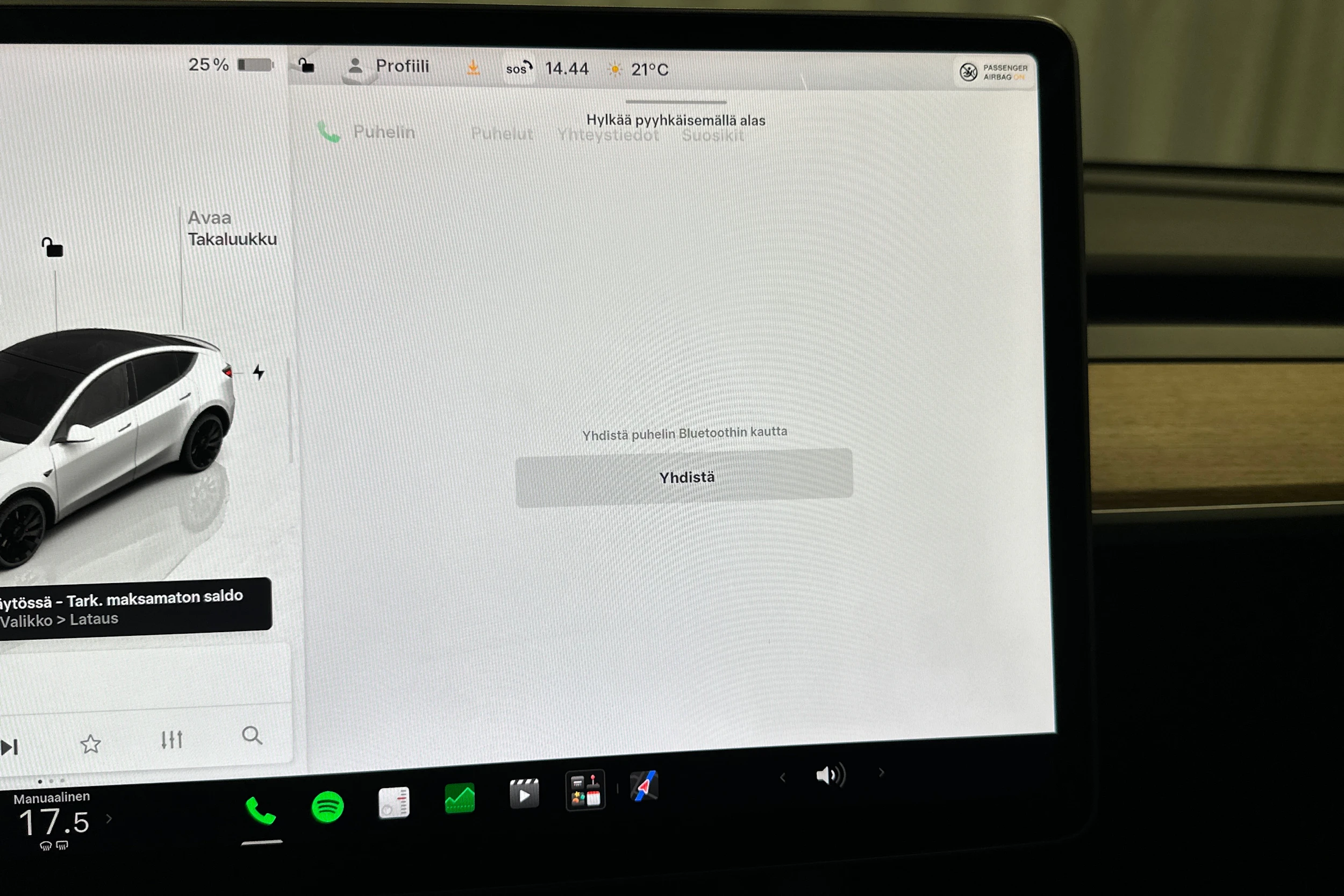 valkoinen Tesla Model Y 2022 kuva 31.