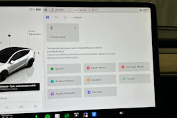 valkoinen Tesla Model Y 2022 kuva 32.