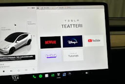 valkoinen Tesla Model Y 2022 kuva 35.
