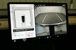valkoinen Tesla Model Y 2022 kuva 36.