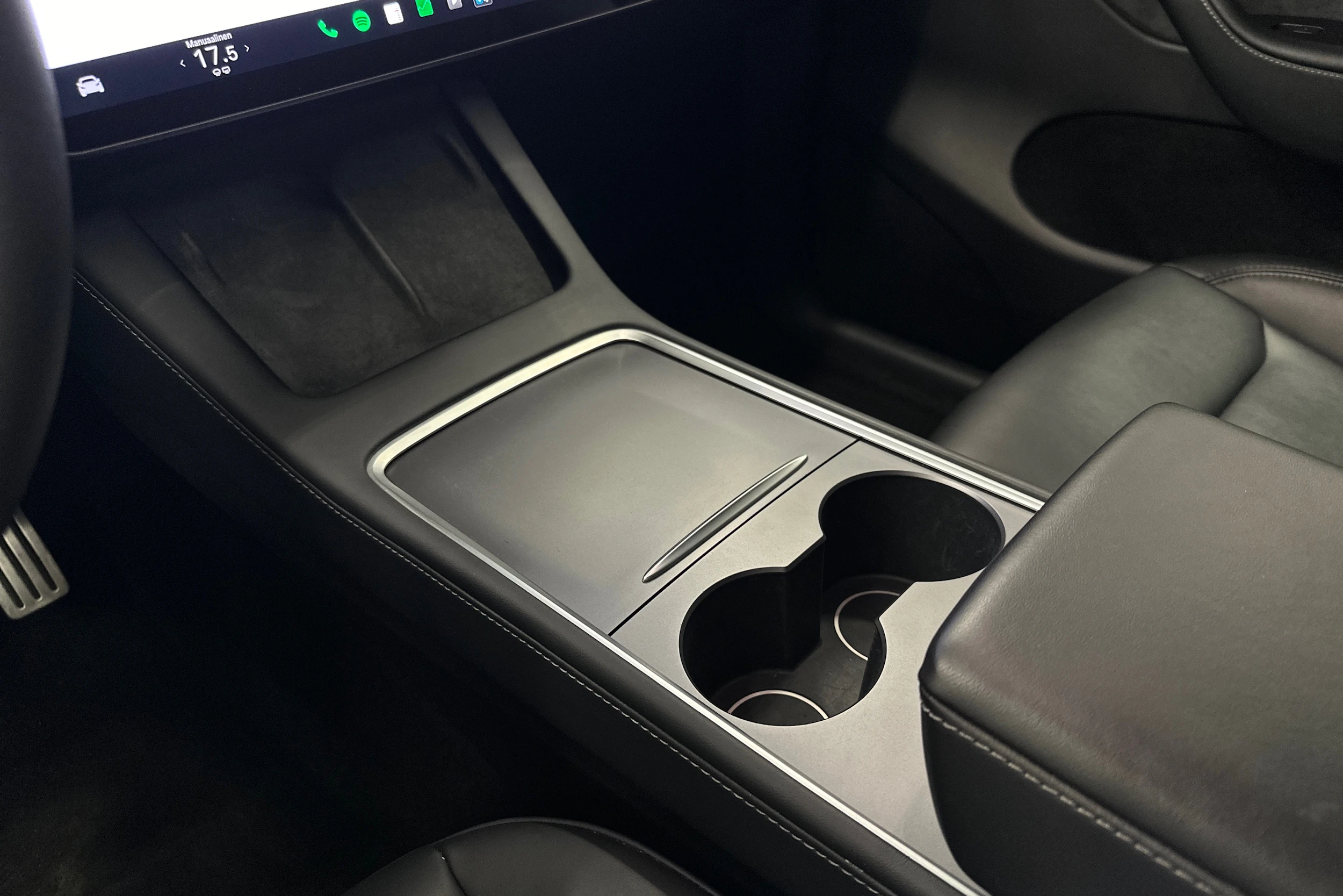 valkoinen Tesla Model Y 2022 kuva 37.