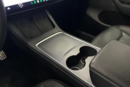 valkoinen Tesla Model Y 2022 kuva 37.