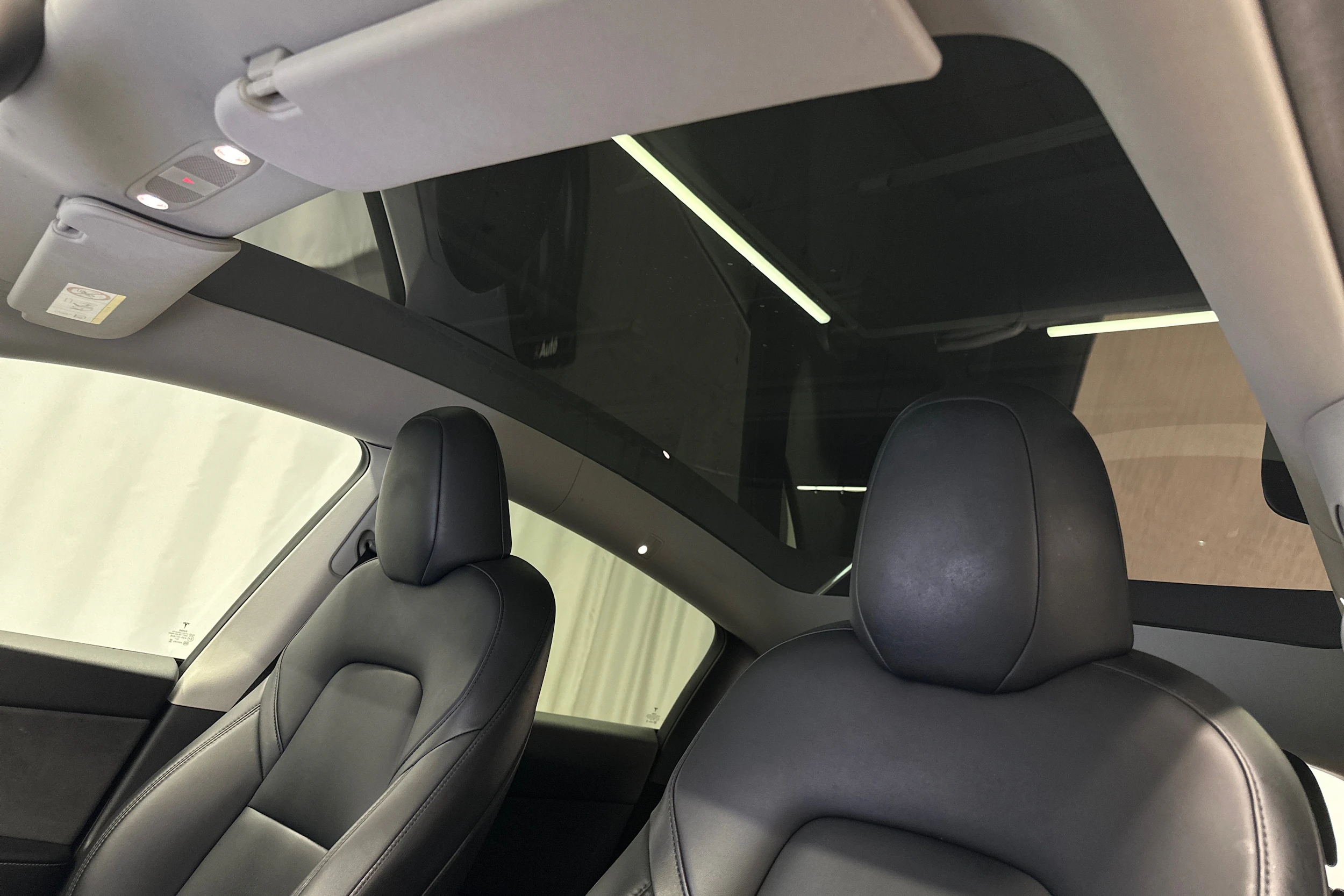 valkoinen Tesla Model Y 2022 kuva 38.