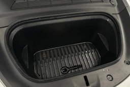 valkoinen Tesla Model Y 2022 kuva 39.