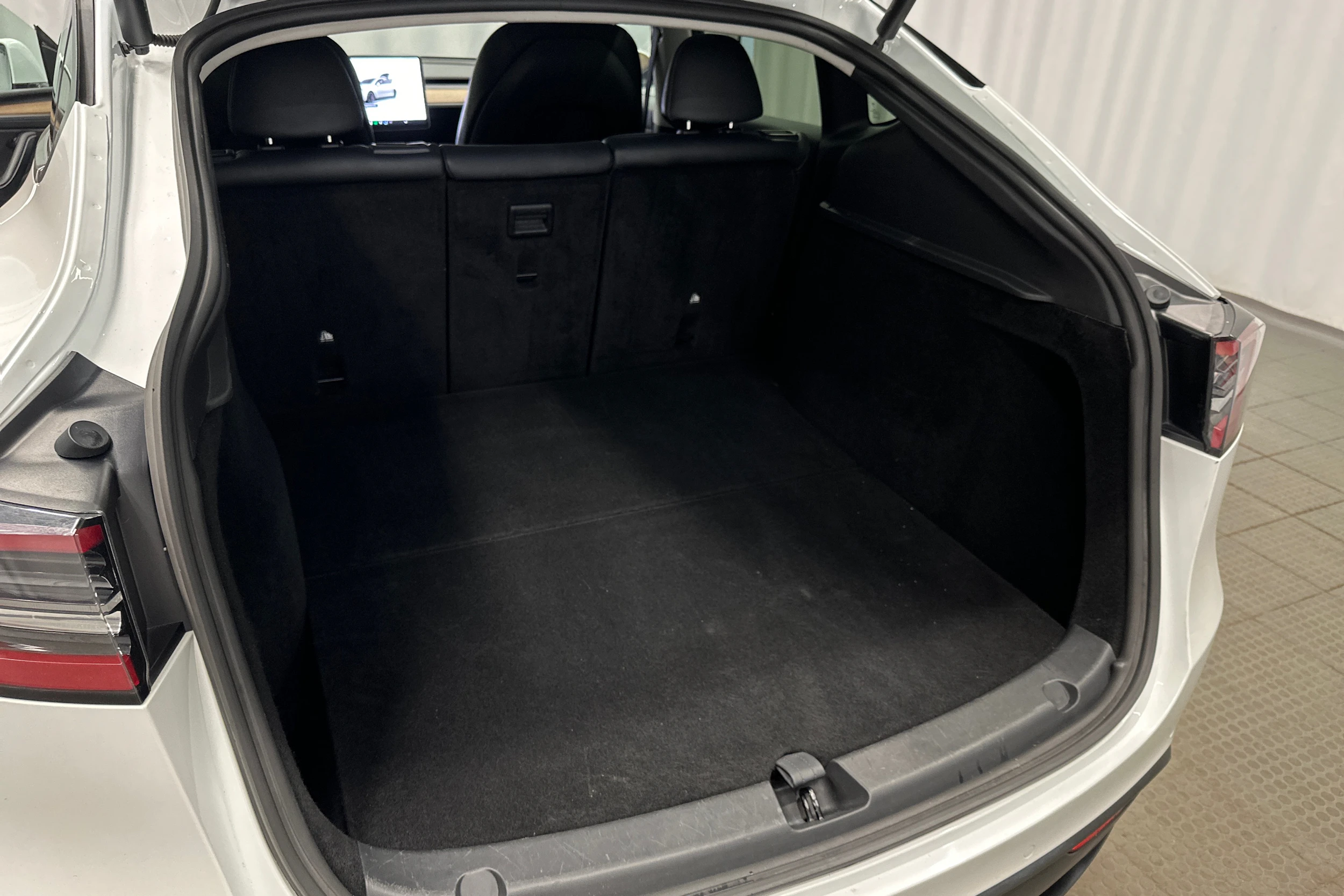 valkoinen Tesla Model Y 2022 kuva 40.