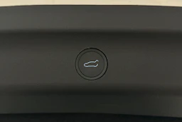 valkoinen Tesla Model Y 2022 kuva 42.