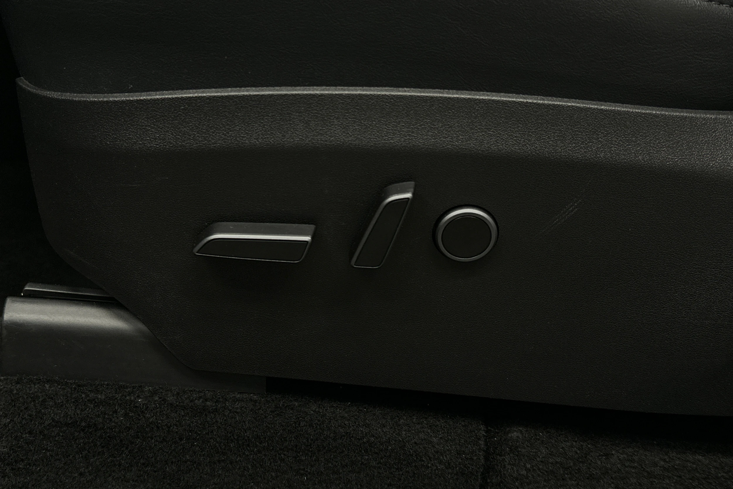 valkoinen Tesla Model Y 2022 kuva 43.