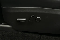 valkoinen Tesla Model Y 2022 kuva 43.