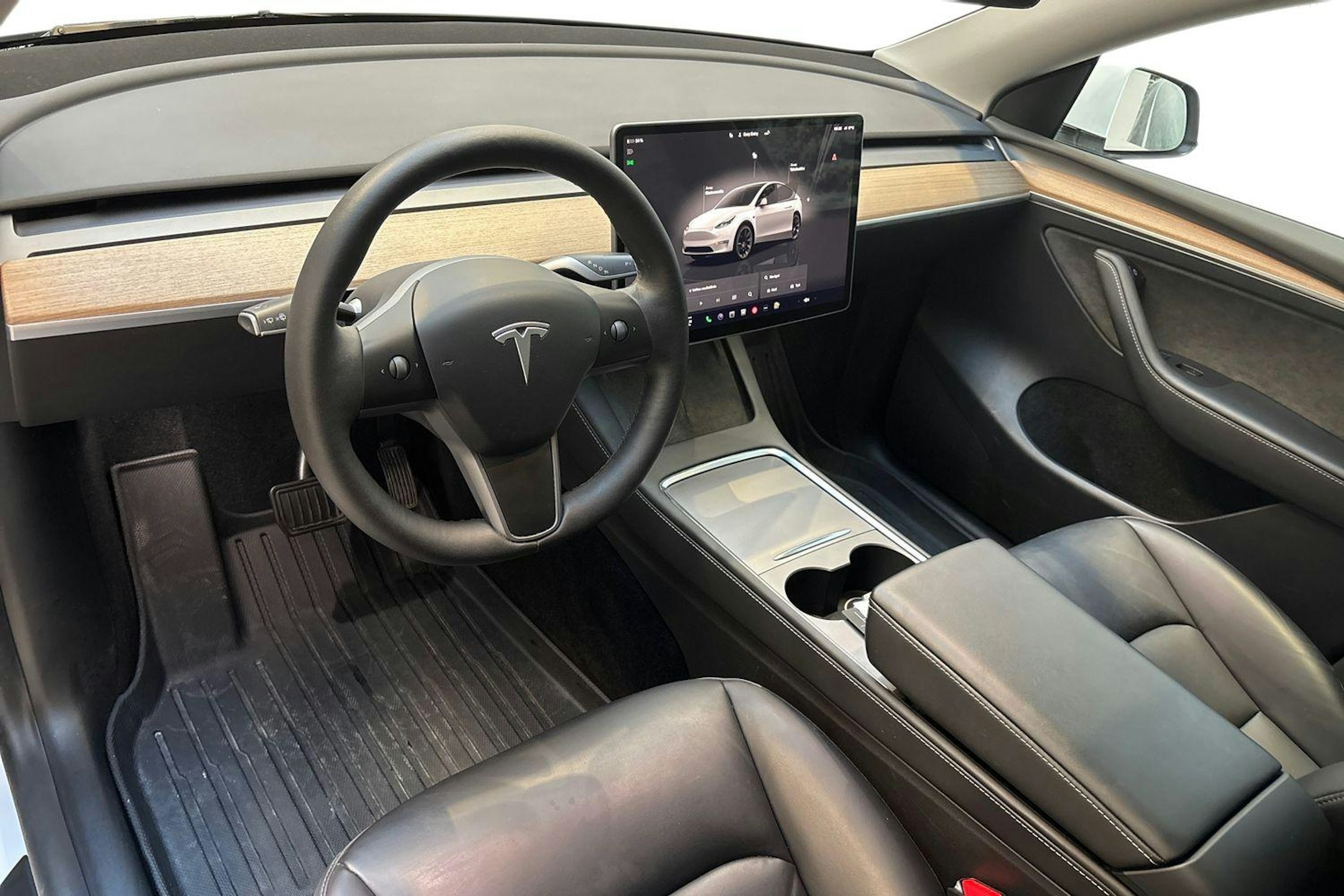 valkoinen Tesla Model Y 2022 kuva 7.