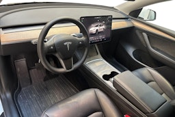 valkoinen Tesla Model Y 2022 kuva 7.