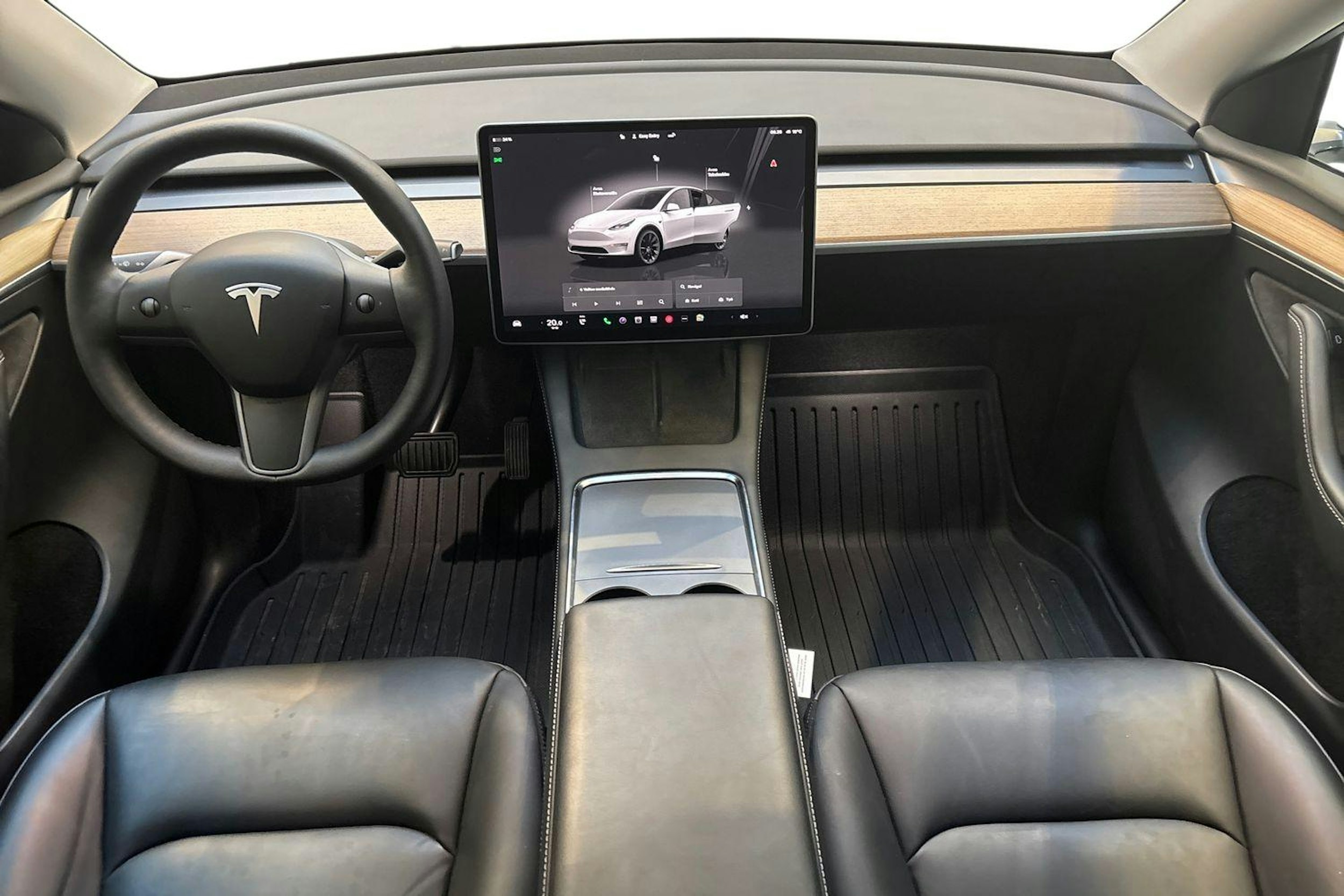 valkoinen Tesla Model Y 2022 kuva 9.