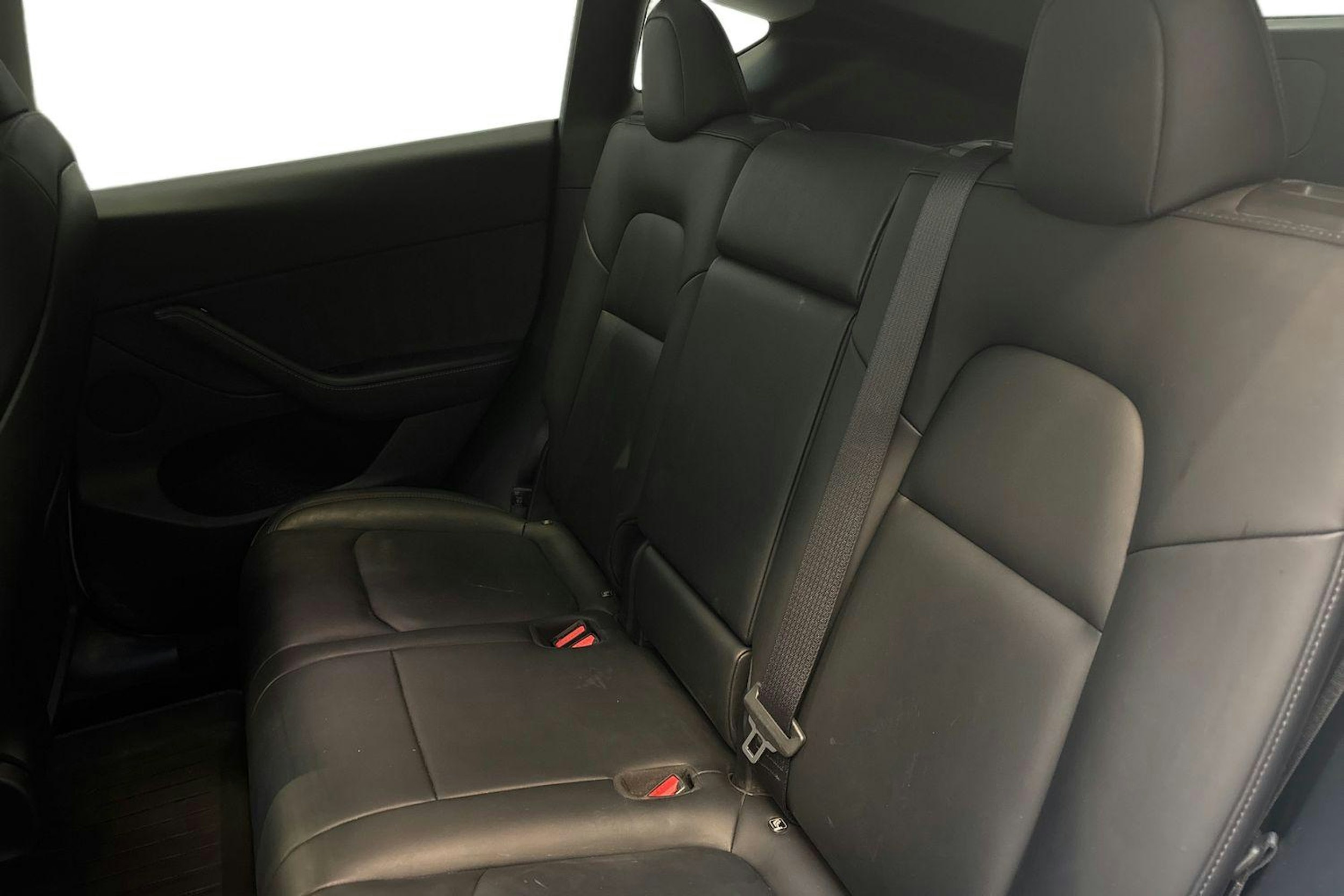 valkoinen Tesla Model Y 2022 kuva 10.