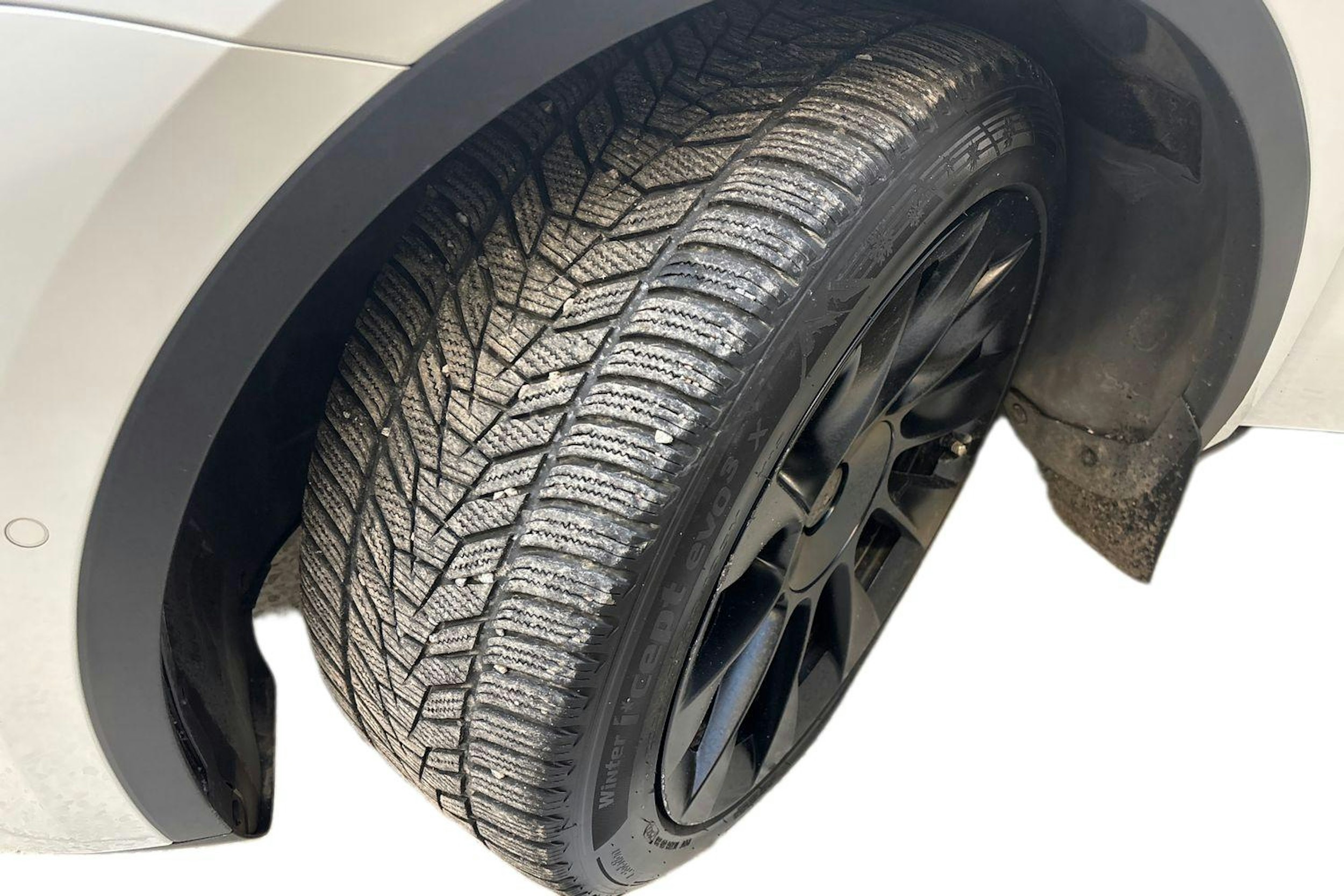 valkoinen Tesla Model Y 2022 kuva 11.