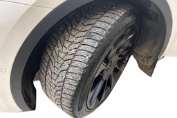 valkoinen Tesla Model Y 2022 kuva 11.