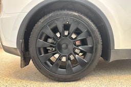 valkoinen Tesla Model Y 2022 kuva 13.