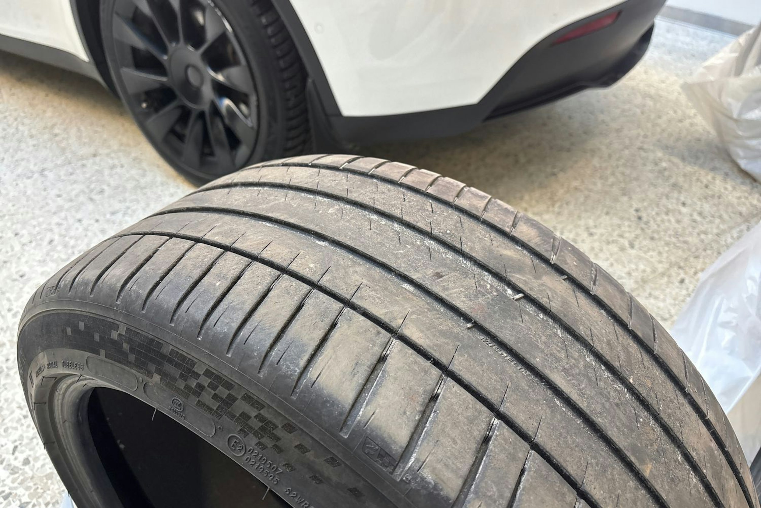 valkoinen Tesla Model Y 2022 kuva 14.