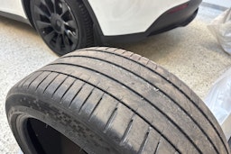 valkoinen Tesla Model Y 2022 kuva 14.