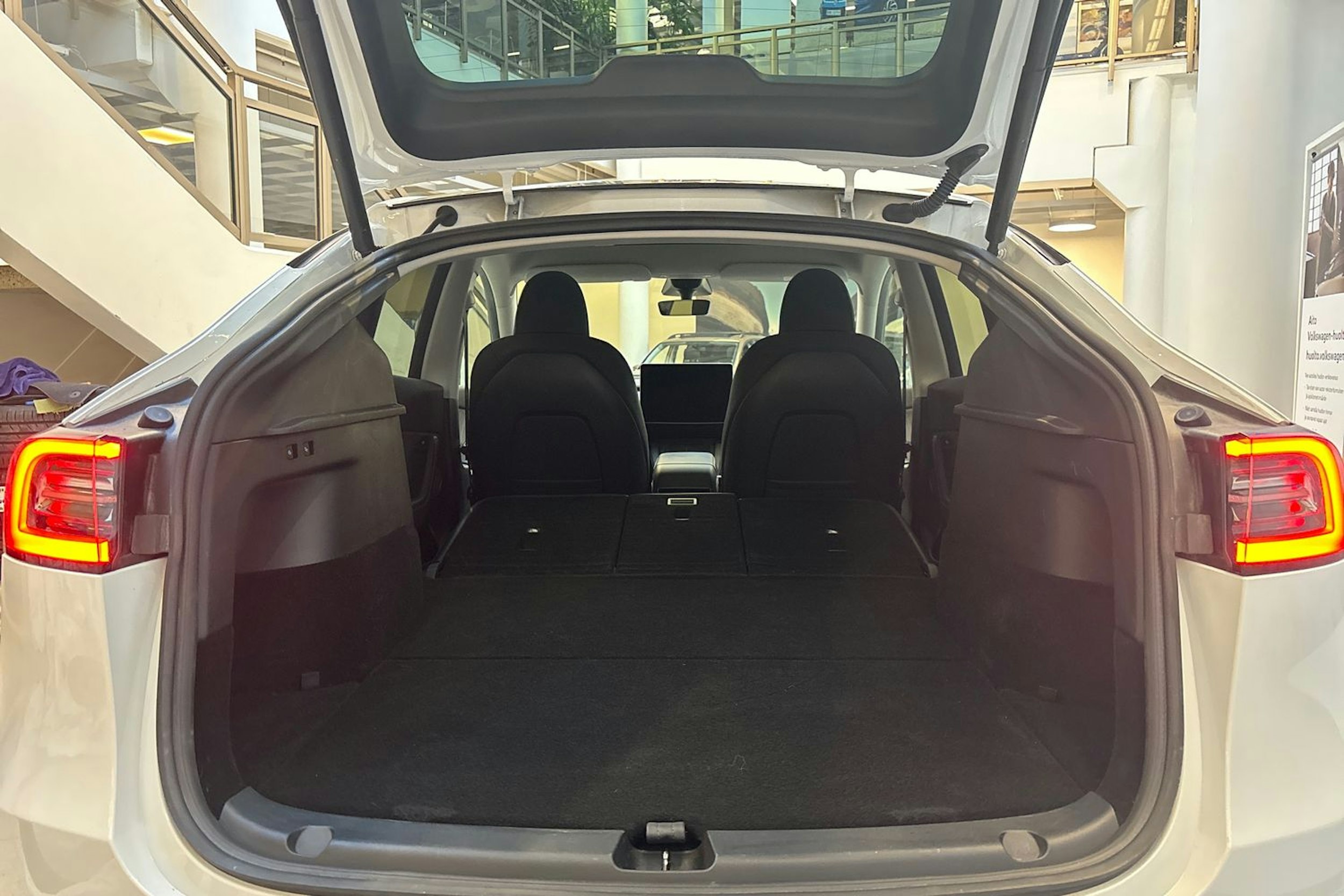 valkoinen Tesla Model Y 2022 kuva 15.