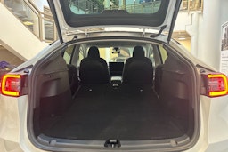 valkoinen Tesla Model Y 2022 kuva 15.