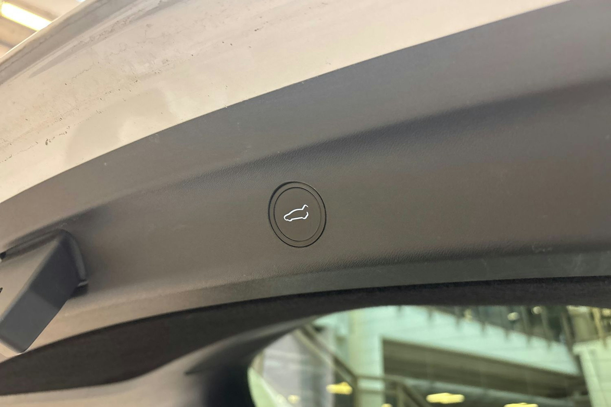 valkoinen Tesla Model Y 2022 kuva 16.