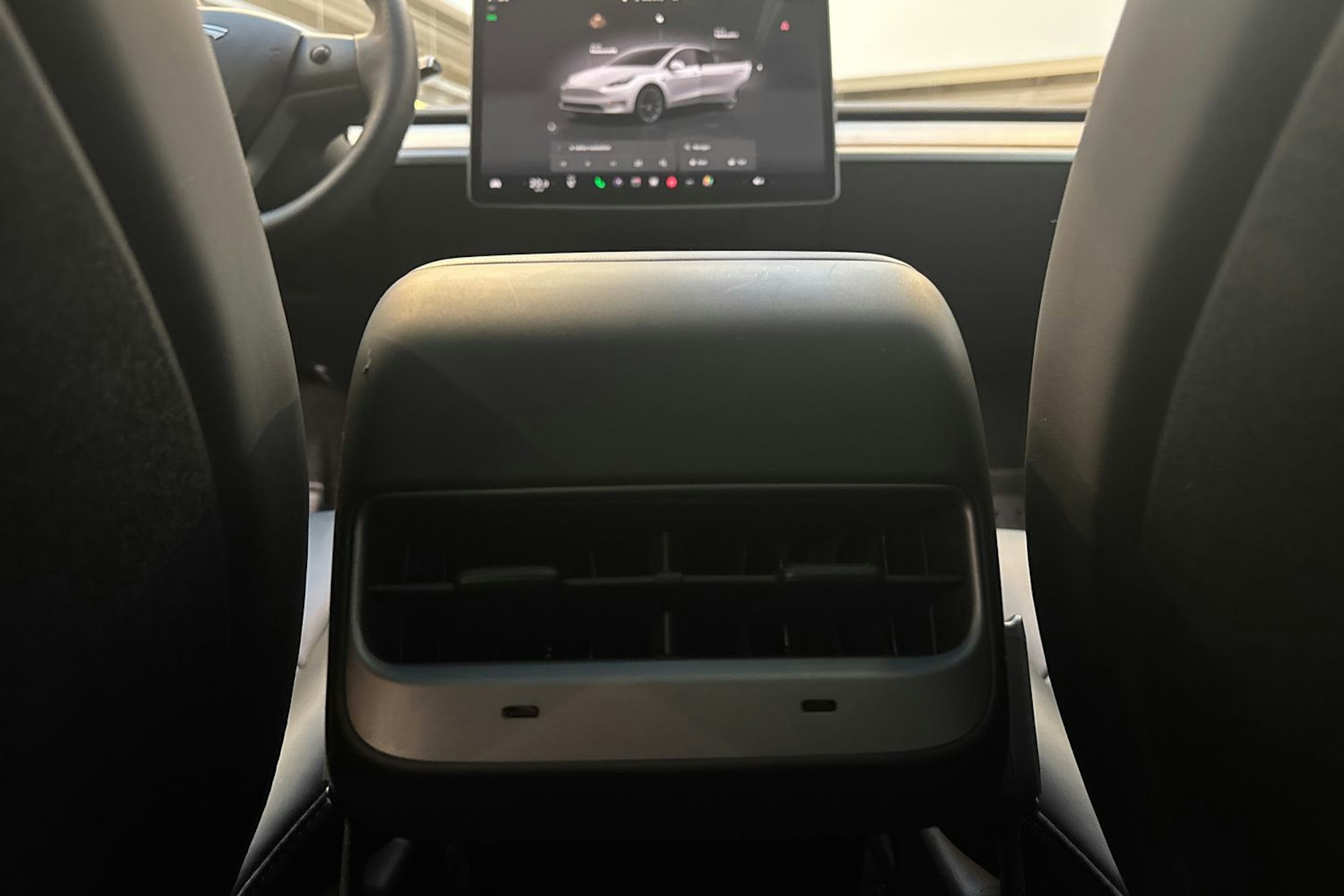 valkoinen Tesla Model Y 2022 kuva 17.