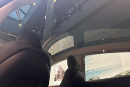 valkoinen Tesla Model Y 2022 kuva 18.