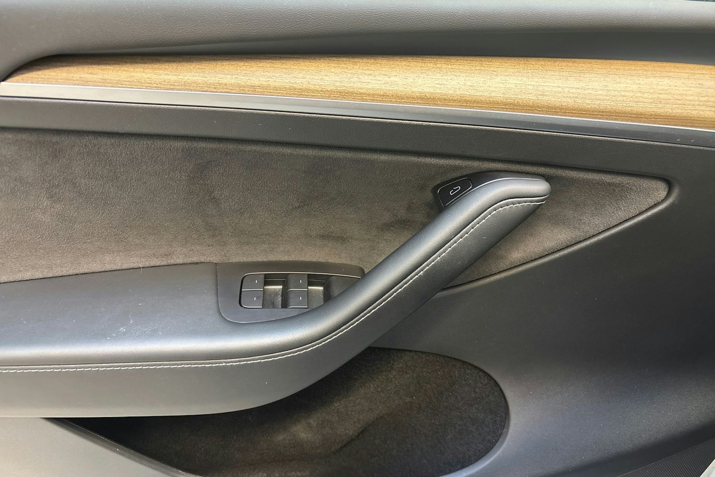 valkoinen Tesla Model Y 2022 kuva 19.